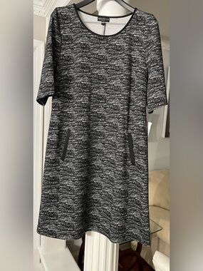 Connected Apparel women’s size 14 black and white short sleeve knit design.